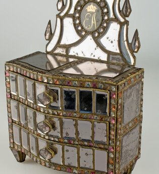 Verspiegelte Miniaturkommode mit dem Monogramm der pfälzischen Kurfürstin Elisabeth Augusta