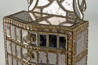 Verspiegelte Miniaturkommode mit dem Monogramm der pfälzischen Kurfürstin Elisabeth Augusta