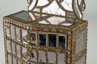 Verspiegelte Miniaturkommode mit dem Monogramm der pfälzischen Kurfürstin Elisabeth Augusta