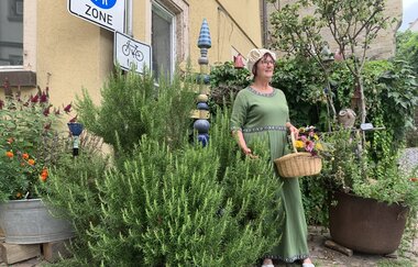 Kräuterfrau in der Altstadt beim Schwibbogen | © Stadt Bad Wimpfen