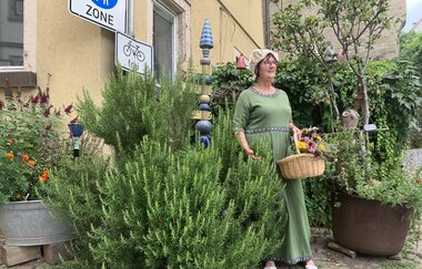 Kräuterfrau in der Altstadt beim Schwibbogen | © Stadt Bad Wimpfen