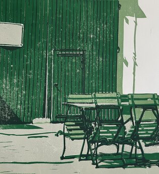 Der Linoldruck zeigt vor einem Hoftor einen Tisch mit angelehnten Gartenstühlen | © 13 Reben Bio-Weingut