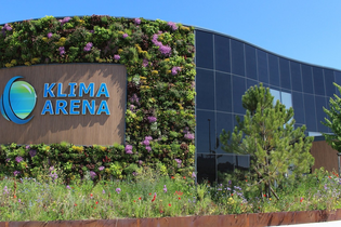 Außenansicht der Klima Arena bei schönem Wetter