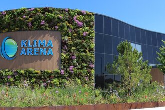 Außenansicht der Klima Arena bei schönem Wetter