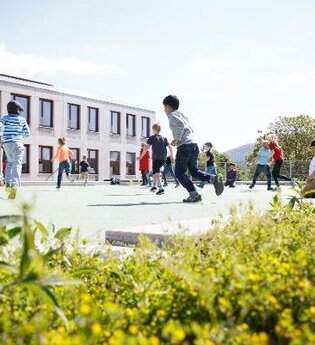 Kinder auf dem Hof der Heidelberg International School