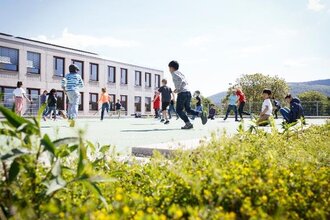 Kinder auf dem Hof der Heidelberg International School