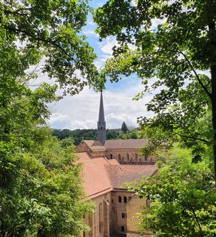 Vom Mittelalter ins 20. Jahrhundert – Kloster Maulbronn und Oldtimermuseum | © Stadt Maulbronn