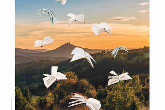 Plakat der Wanderausstellung "Von hier für alle", Landschaft mit Büchern die als Vögel dargestellt werden und davonfliegen. | © Börsenverein des Dt Buchhandels BaWü