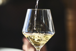 Weißwein wird in ein Weinglas geschenkt | © Tourimia Tourismus GmbH | Stefan Leitner Photography