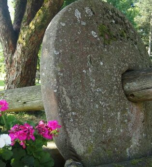 Alte steinerne Apfelquetsche in einem Park in Mülben | © Gemeinde Waldbrunn