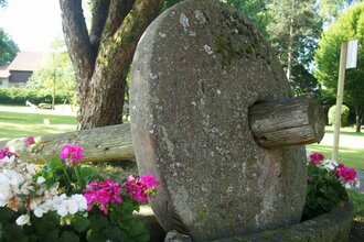 Alte steinerne Apfelquetsche in einem Park in Mülben | © Gemeinde Waldbrunn