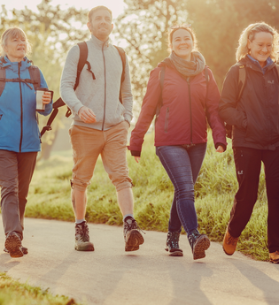 Wandergruppe am Neckartal-Weg bei Bad Wimpfen | © Stadt Bad Wimpfen