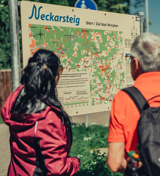 Gruppe vor dem Neckarsteig-Schild am Bahnhof Bad Wimpfen | © Stadt Bad Wimpfen