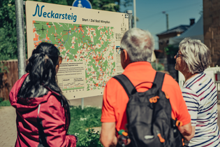Gruppe vor dem Neckarsteig-Schild am Bahnhof Bad Wimpfen | © Stadt Bad Wimpfen
