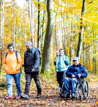 Wandernde auf dem Komfortwanderweg | © Freiheitswerke / Wolf