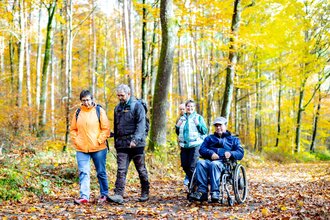 Wandernde auf dem Komfortwanderweg | © Freiheitswerke / Wolf