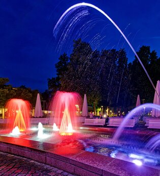 Tanzendes Wasser, synchronisiert mit Musik und abendlichen Lichteffekten. | © Holger Schmitt