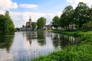Hoch über dem Neckar thront die Regiswindiskirche – das weithin sichtbare Wahrzeichen von Lauffen. Die gotische Kirche wurde ab 1227 erbaut und ist der heiligen Regiswindis gewidmet, deren Geschichte im Chorraum auf Bildtafeln erzählt wird. Mit kunstvolle | © Stadtverwaltung Lauffen am Neckar