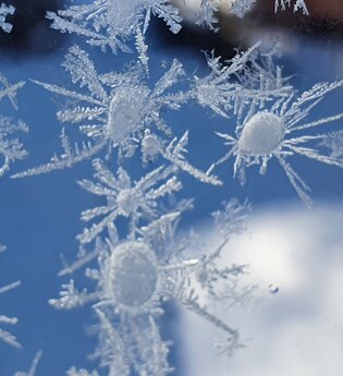 Eissterne an einer Schreibe | © Gemeinde Waldbrunn