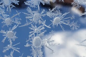 Eissterne an einer Schreibe | © Gemeinde Waldbrunn