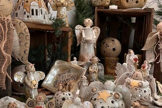 Ausstellung handgefertigter Tonfiguren wie z.B. Engel, Häusschen und Schälchen | © Stadt Bad Mergentheim