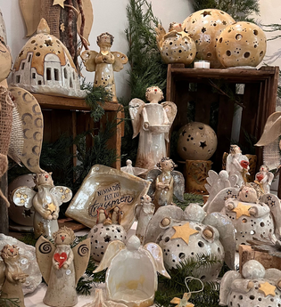 Ausstellung handgefertigter Tonfiguren wie z.B. Engel, Häusschen und Schälchen | © Stadt Bad Mergentheim