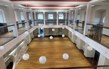 Der Saal ist beeindruckend mit einer umlaufenden Empore | © Touristikgemeinschaft Hohenlohe e, V. | Hoftheater Öhringen, Michael Wendler