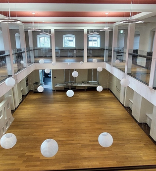 Der Saal ist beeindruckend mit einer umlaufenden Empore | © Touristikgemeinschaft Hohenlohe e, V. | Hoftheater Öhringen, Michael Wendler