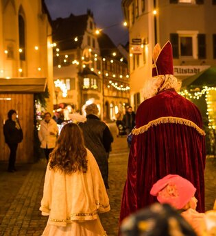 Weihnachtsmann mit Engel auf dem Weihnachtsmarkt