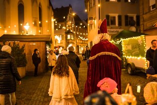 Weihnachtsmann mit Engel auf dem Weihnachtsmarkt