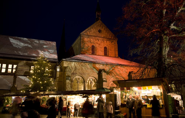 Weihnachtsmarktstände und Weihnachtsbaum vor der Klosterkirche | © Staatliche Schlösser und Gärten BW