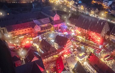 Blick von oben auf den Weihnachtsmarkt Maulbronn mit stimmungsvoller Beleuchtung | © Stadt Maulbronn