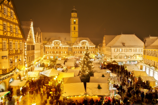 Weihnachtsmarktstände auf dem Markplatz. Der Platz ist mit Lichterketten beleuchtet. | © Stadt Bad Mergentheim