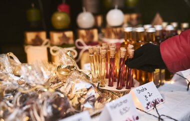 Weihnachtliche Geschenke am Verkaufsstand, unter anderem Plätzchen und Shots aus Reagenzgläsern
