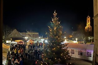 Weihnachtsbaum mit Verkaufsständen, im Hintergrund Kirchturm, Mühlbach