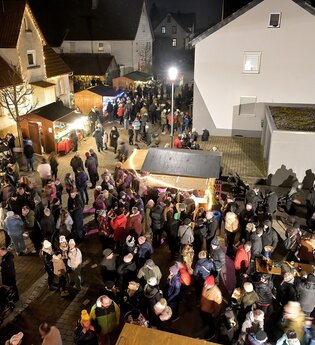 Menschenmenge auf dem Weihnachtsmarkt von oben