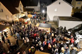 Menschenmenge auf dem Weihnachtsmarkt von oben