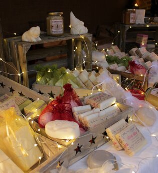 Stand am Weihnachtsmarkt Neckargemünd mit unterschiedlichen Seifen
