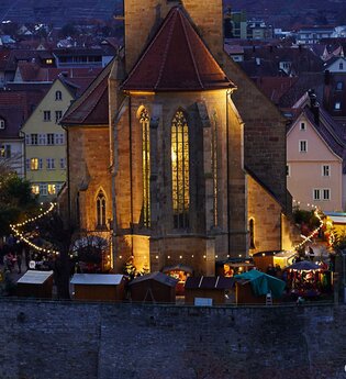 Blick auf den beleuchteten und geschmückten Weihnachtsmarkt um die Regiswindiskirche in Lauffen | © Ulrich Seidel
