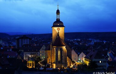 Blick auf die Regiswindiskirche und den Weihnachtsmarkt | © Ulrich Seidel