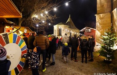Weihnachtsmarkt um die Regiswindiskirche | © Ulrich Seidel