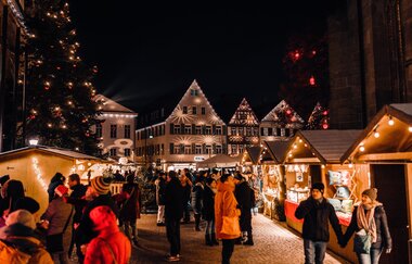 Beleuchtete Weihnachtsmarktstände | © Touristikgemeinschaft Hohenlohe e. V. | Stadt Öhringen