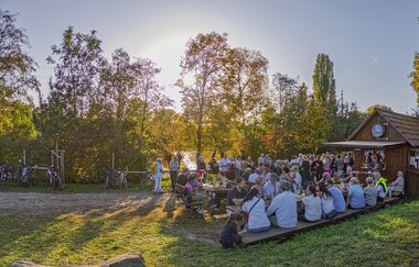 Weinausschank am Mönchsbergsee bei gutem Wetter | Brackenheim | HeilbronnerLand | © Weinkultur am Mönchsbergsee