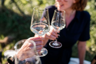 Frau, mehrere Weingläser, Landgut Steng | © Jana Reichert Photography