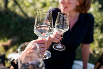 Frau, mehrere Weingläser, Landgut Steng | © Jana Reichert Photography