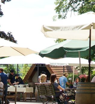 Weine im Park | © Bio-Weingut Schlossgut Hohenbeilstein