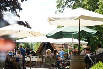 Weine im Park | © Bio-Weingut Schlossgut Hohenbeilstein