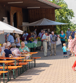 Hoffest Weingut Blatt | Gäste im Hof | © Neckar-Zaber Tourismus