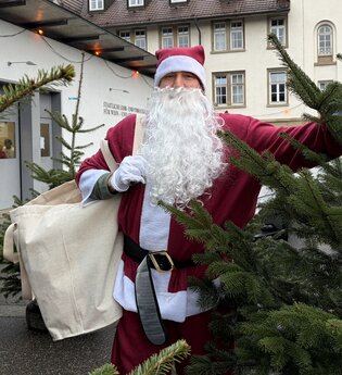 Der Nikolaus begrüßt die Kinder auf dem Weihnachtsmarkt.
