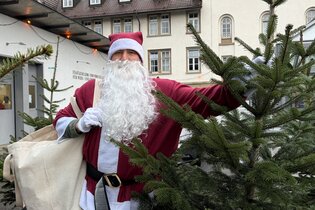Der Nikolaus begrüßt die Kinder auf dem Weihnachtsmarkt.